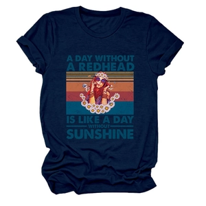 Détail de près du T-shirt bleu marine avec portrait rétro de rousse et texte graphique