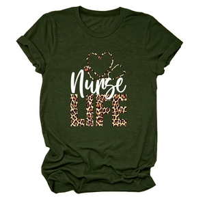 Détail de l'imprimé cœur léopard et du motif stéthoscope sur un t-shirt d'infirmière vert