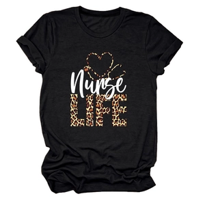 Détail du motif Nurse Life avec imprimé léopard et stéthoscope sur un t-shirt noir