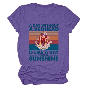 Détail de l'imprimé vintage sur t-shirt violet chiné avec motif rétro soleil et femme