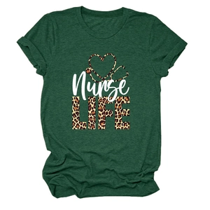 Détail de l'imprimé léopard nurse life et stéthoscope sur t-shirt vert forêt