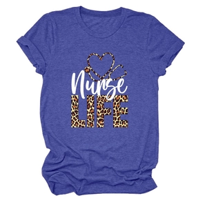 Détail du stéthoscope en cœur et logo Nurse LIFE léopard sur t-shirt bleu marine