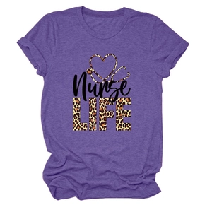 Détail du t-shirt violet chiné Nurse Life avec motif de stéthoscope imprimé léopard