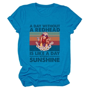 Détail d'un t-shirt bleu vif en coton avec graphisme vintage d'une femme rousse et texte