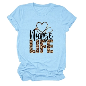 T-shirt bleu clair Nurse Life pour femme avec motif cœur stéthoscope et imprimé léopard
