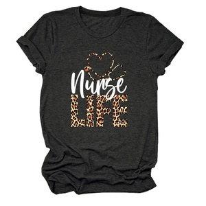 Détail de l'imprimé Nurse Life avec stéthoscope léopard sur t-shirt gris