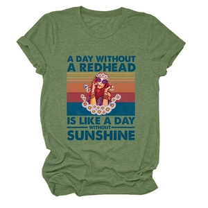 Détail macro du t-shirt en coton vert armée avec graphique vintage de femme rousse