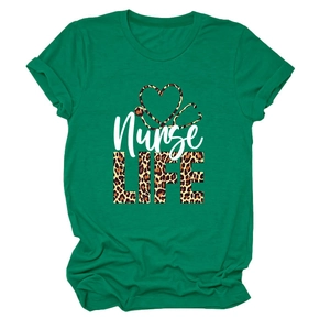 Détail de l'imprimé Nurse LIFE avec motif léopard et stéthoscope sur t-shirt vert forêt