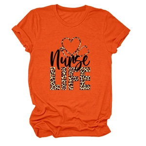 Détail du motif cœur stéthoscope léopard Nurse Life sur le t-shirt en coton orange