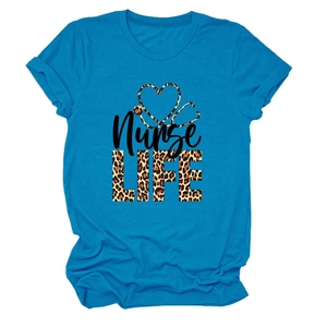 Détail du t-shirt bleu canard en coton avec motif Nurse Life en léopard