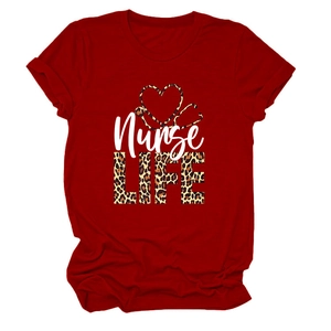 Détail d'un t-shirt rouge à manches courtes avec motif léopard Nurse LIFE et stéthoscope