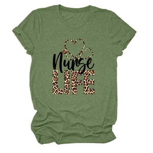 Détail de l'imprimé léopard Nurse LIFE et stéthoscope sur un t-shirt col rond vert olive