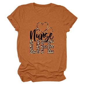 Détail du t-shirt orange caramel Nurse LIFE avec imprimé léopard et motif de coeur