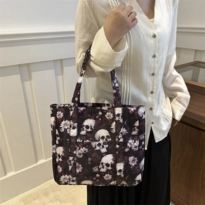 Τσάντα tote από ύφασμα Oxford με νεκροκεφαλές και λουλούδια για γυναίκες σε μοντέλο