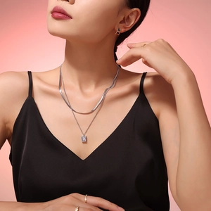 Zweilagige Edelstahl-Halskette mit Schlangenkette und quadratischem Zirkonia-Anhänger Damen