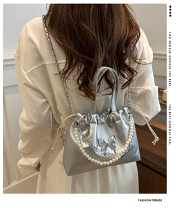 Sac bandoulière argenté métallisé avec détail de papillon 3D et chaîne de perles élégante