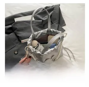 Intérieur spacieux du sac à main argenté avec rangement pour téléphone et parapluie