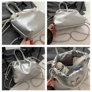 Détails du sac seau argenté en PU avec chaîne de perles et motif de papillon élégant