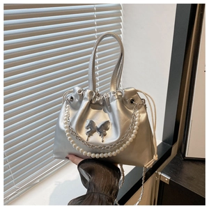 Sac à main argenté en cuir PU avec logo papillon, chaîne perlée et fermeture à cordon