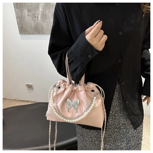 Sac seau rose à cordon en PU avec papillon et chaîne de perles pour femme