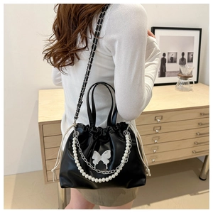 Sac seau chic en PU noir avec chaîne en perles et accent papillon blanc