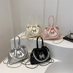 Sac nuage plissé chic avec papillon en métal et chaîne de perles en quatre couleurs