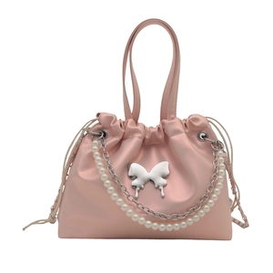 Sac seau rose à cordon avec papillon métallique et bandoulière en perles chic