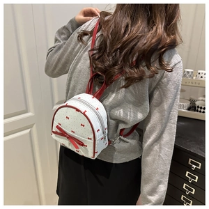 Mini zaino bianco con stampa a fiocchi rossi e finiture in pelle lucida