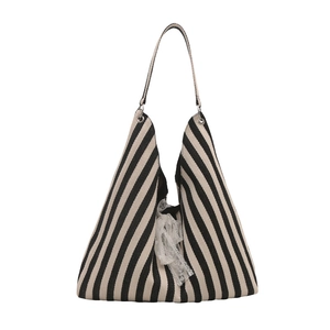 Tragetasche mit Zebrastreifen, weißer Spitzenschleife und minimalistischer Dreiecksform