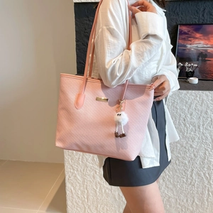 Borsa tote vintage rosa da donna con ciondolo soffice e dettaglio in metallo lucido