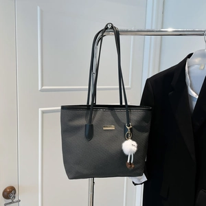Grand sac cabas noir tissé avec bandoulières et pendentif de poupée blanche design