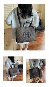 Sac cabas marron avec motif monogramme et grand logo M en relief porté par un mannequin