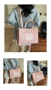 Détail du cabas rose avec motif à lettres M et logo 3D dans un décor de maison