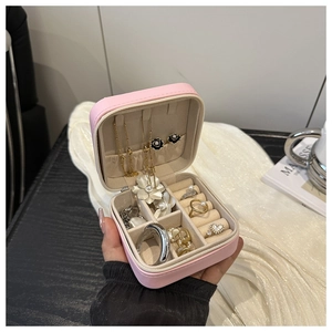 Schmuckkästchen aus rosa Kunstleder mit Ringfächern und Haken für Ketten im Detail
