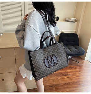 Sac fourre-tout à monogramme marron avec motif en M et détail logo métallique arrondi