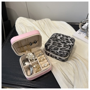 Detail der Reise-Schmuckschatullen in Pink und Leoprint mit internen Aufbewahrungsfächern