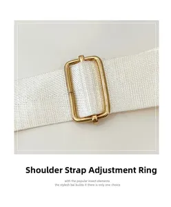 Détail de la sangle tissée blanche avec boucle métallique dorée réglable