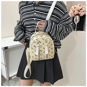 Détail du mini sac à dos beige avec imprimés d'ours et doubles fermetures éclair