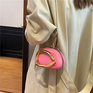 Sac bandoulière rose en forme d'œuf avec poignée dorée design et bandoulière chaîne