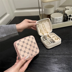 Portagioie Portatile in Pelle PU per Donna Organizzatore di Gioielli da Viaggio Custodia Quadrata con Cerniera per Anelli Orecchini Collane