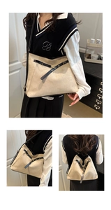 Vue détaillée du cabas en daim beige avec sangles en cuir noir et modes de port multiples