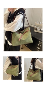 Détail du grand cabas en daim vert olive avec garniture en cuir marron et boucles rétro