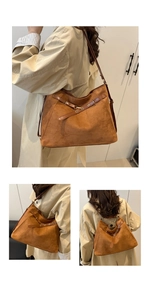 Détail du sac fourre-tout en daim marron avec œillets métalliques et bandoulière large