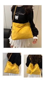 Détail du sac cabas en daim jaune avec bandoulières réglables et grande capacité