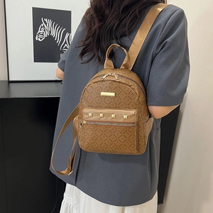 Mini Sac à Dos Femme en Cuir PU Mode Avec Imprimé Monogramme Et Rivets Dorés Petit Sac de Voyage pour Femmes Filles Usage Quotidien