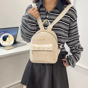 Sac à dos monogramme beige chic avec rivets dorés et texture cuir pour femmes