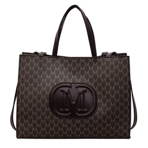 Sac fourre-tout marron foncé avec motif M et logo en relief sur fond blanc