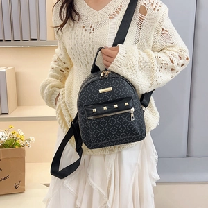 Mini sac à dos noir tendance pour femmes avec garniture dorée et imprimé monogramme
