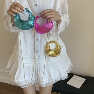 Mini metalen halve maan tas met golvende textuur en acryl ketting in drie kleuren