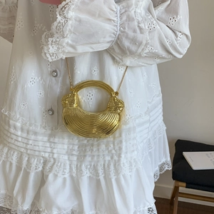 Elegante gouden halve maan schoudertas met geplooide textuur en fijne metalen ketting